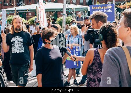 Amsterdam, Paesi Bassi - 12 settembre 2021: Il leader del partito di lavoro Lillianne Ploumen parla alla stampa durante la manifestazione immobiliare Foto Stock