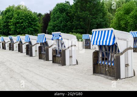 Sedie da spiaggia chiuse come simbolo per il turismo nella pandemia, fine delle vacanze. Foto Stock