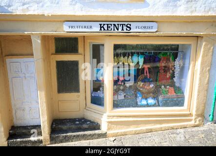 Godshill Model Village, Isola di Wight, 2021. Replica modello di un locale viallage negozio con dettaglio su vetrina. Si tratta di un turista molto popolare in Foto Stock