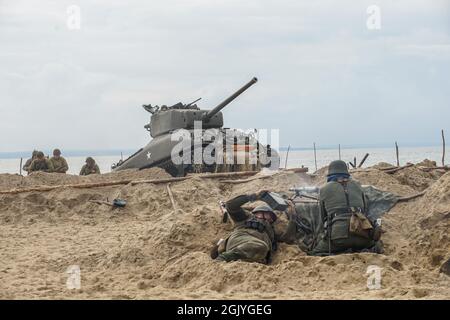 Hel, Polonia 28. Agosto 2021 sbarco sulla spiaggia di Omaha rievocazione durante il D-Day Hel festival è visto a Hel, Polonia, il 28 agosto 2021 D-Day Hel è un evento organizzato dalla Fondazione di tecnologia militare storica, Che si riferisce alla più grande operazione di atterraggio nella storia della seconda guerra mondiale in Normandia, Francia. M4 Sherman serbatoio è visto. Credit: Vadim Pacajev/Alamy Live News Foto Stock