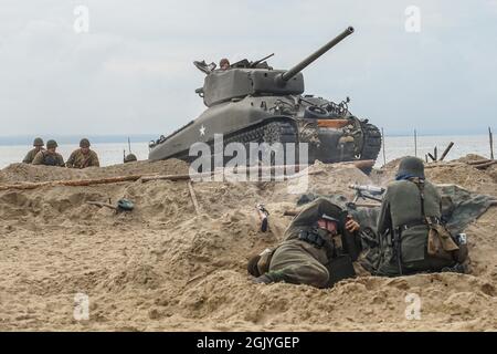 Hel, Polonia 28. Agosto 2021 sbarco sulla spiaggia di Omaha rievocazione durante il D-Day Hel festival è visto a Hel, Polonia, il 28 agosto 2021 D-Day Hel è un evento organizzato dalla Fondazione di tecnologia militare storica, Che si riferisce alla più grande operazione di atterraggio nella storia della seconda guerra mondiale in Normandia, Francia. M4 Sherman serbatoio è visto. Credit: Vadim Pacajev/Alamy Live News Foto Stock