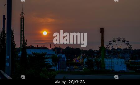 NORWALK, CT, USA - 12 SETTEMBRE 2021: Splendida alba con attrezzatura da viaggio per l'Oyster Festival al Veterans Park Foto Stock