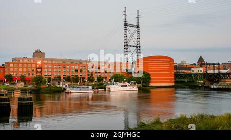 NORWALK, CT, USA - 12 SETTEMBRE 2021: Bellissima luce dell'alba con barche che attraccano nel fiume Norwalk vicino al Maritime Aquarium Foto Stock