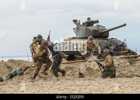 Hel, Polonia. , . Atterraggio su Omaha Beach rievocazione durante il D-Day Hel festival è visto a Hel, Polonia, il 28 agosto 2021 D-Day Hel è un evento organizzato dalla Fondazione della tecnologia militare storica, che si riferisce alla più grande operazione di atterraggio nella storia della seconda guerra mondiale in Normandia, Francia. M4 Sherman serbatoio è visto. (Foto di Vadim Pacajev/Sipa USA) Credit: Sipa USA/Alamy Live News Foto Stock