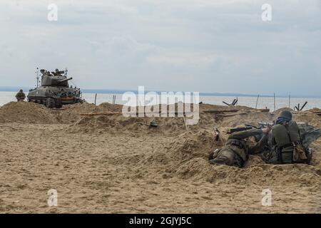 Hel, Polonia 28. Agosto 2021 sbarco sulla spiaggia di Omaha rievocazione durante il D-Day Hel festival è visto a Hel, Polonia, il 28 agosto 2021 D-Day Hel è un evento organizzato dalla Fondazione di tecnologia militare storica, Che si riferisce alla più grande operazione di atterraggio nella storia della seconda guerra mondiale in Normandia, Francia. M4 Sherman serbatoio è visto. (Foto di Vadim Pacajev / Sipa USA) Foto Stock