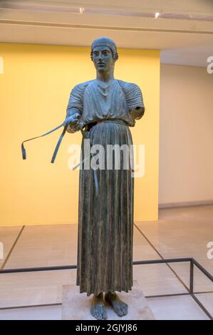 La statua del Charioteer nel museo Delfi, Grecia Foto Stock