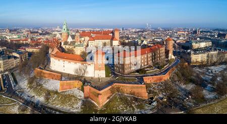 Cracovia. Polonia. Panorama aereo della città vecchia con la cattedrale di Wawel e il castello in inverno. Passeggiate e persone a piedi Foto Stock