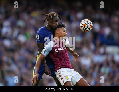 Londra, Regno Unito. 11 Settembre 2021. Ollie Watkins di Aston Villa & Trevoh Chalobah di Chelsea durante la partita della Premier League tra Chelsea e Aston Villa a Stamford Bridge, Londra, Inghilterra, il 11 settembre 2021. Foto di Andy Rowland. Credit: Prime Media Images/Alamy Live News Credit: Prime Media Images/Alamy Live News Foto Stock