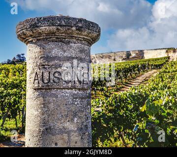 CHATEAU AUSONE pilastro di pietra all'ingresso del vigneto Chateau Ausone, che produce vino Bordeaux Saint-Émilion denominazione Bordeaux Francia Foto Stock