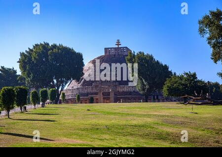 Sanchi Stupa è un complesso buddista, famoso per il suo Grande Stupa, su una collina nella città di Sanchi nel distretto Raisen dello stato di Madhya Pradesh, India. Foto Stock