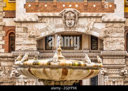 Fontana delle Rane e il Palazzo del Ragno nel quartiere Coppedè di Roma Foto Stock