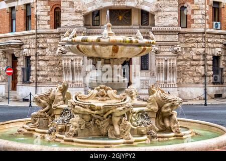 Fontana delle Rane e il Palazzo del Ragno nel quartiere Coppedè di Roma Foto Stock