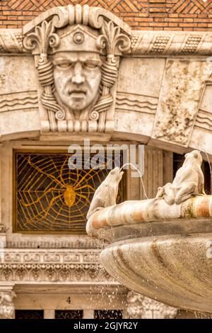 Fontana delle Rane e il Palazzo del Ragno nel quartiere Coppedè di Roma Foto Stock