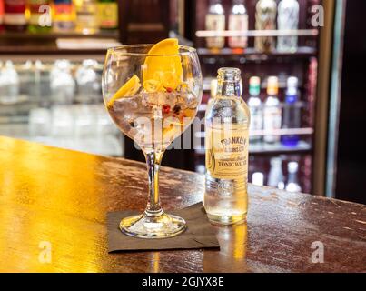 Gin & Natural Indian Tonic Water sul Copper Bar al Penventon Park Hotel a Redruth, Cornovaglia Foto Stock