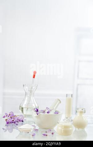 Olio essenziale e polvere di glicina ricca di aminoacidi in bottiglie di vetro. Foto Stock