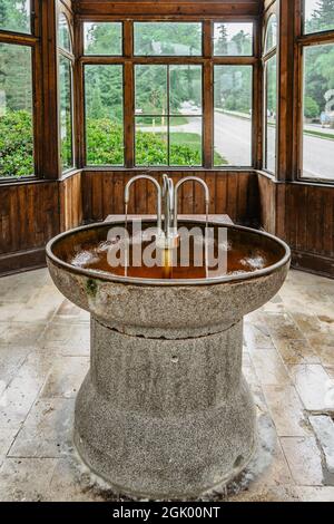 Padiglione bere con acqua minerale terapeutica da sorgente di guarigione a Karlova Studanka, Repubblica Ceca. Acqua pura sana in città termale famosa. Natural Foto Stock