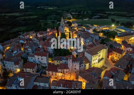 Una veduta aerea di Bale - Valle al tramonto, il castello Soardo - Bembo e la chiesa della Visitazione Beata Vergine Maria a Santa Elisabetta, Istria, Croazia Foto Stock