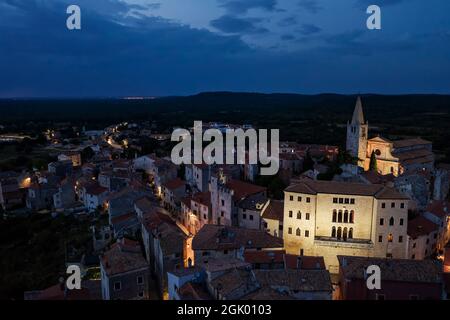 Una veduta aerea di Bale - Valle al tramonto, il castello Soardo - Bembo, e la chiesa della Visitazione Beata Vergine Maria a Santa Elisabetta, Istria, Croazia Foto Stock