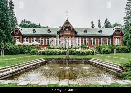 Karlova Studanka, Repubblica Ceca-Luglio 9,2021. Famosa città termale circondata da montagne Jeseniky. Vista del complesso piscina Letni lazne Foto Stock