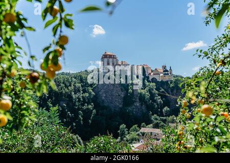 Il Castello di Vranov nad Dyji nella Moravia meridionale è un monumento culturale nazionale ceco. Il castello fiabesco in stile barocco con una magnifica posizione sulla roccia Foto Stock