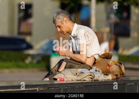 Russia San Pietroburgo 09.09.2021 un uomo siede in un parco in estate e fuma. Foto di alta qualità Foto Stock