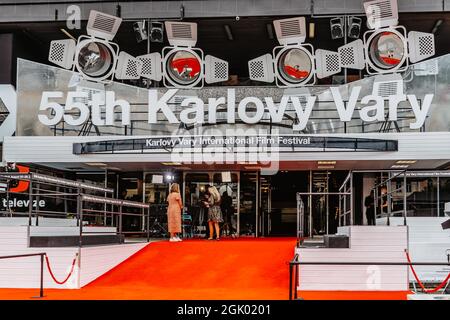 Karlovy Vary, Repubblica Ceca - Agosto 20,2021. Ingresso con moquette rossa al famoso Hotel Thermal durante il 55° Festival Internazionale del Film. Importante calza Foto Stock