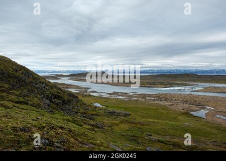 Nunavut - un primo piano di una collina vicino ad un corpo d'acqua Foto Stock