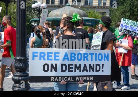 I dimostranti sono visti tenere bandiere durante il Rally libero, sicuro e legale aborto su richiesta in Union Square, New York City il 12 settembre 2021. Foto Stock