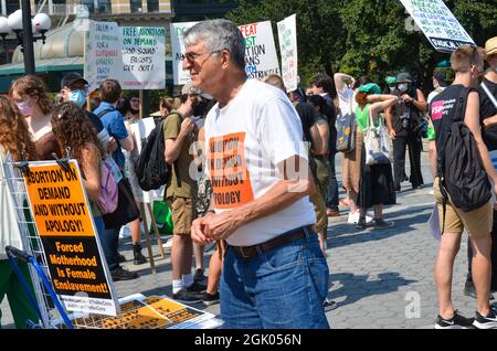 I dimostranti sono visti tenere bandiere durante il Rally libero, sicuro e legale aborto su richiesta in Union Square, New York City il 12 settembre 2021. Foto Stock