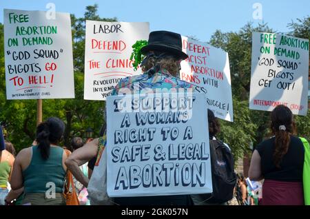 I dimostranti sono visti tenere bandiere durante il Rally libero, sicuro e legale aborto su richiesta in Union Square, New York City il 12 settembre 2021. Foto Stock