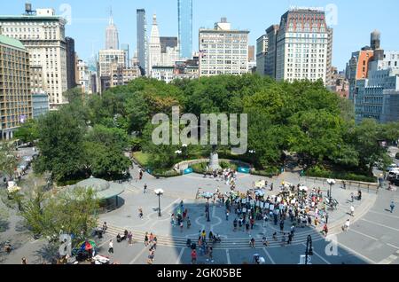 I dimostranti sono visti tenere bandiere durante il Rally libero, sicuro e legale aborto su richiesta in Union Square, New York City il 12 settembre 2021. Foto Stock