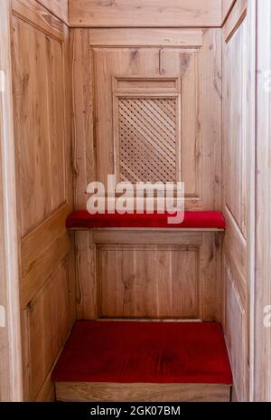 All'interno della scatola confessionale; Cattedrale Cattolica Romana di nostra Signora di Fatima, Karaganda, Kazakhstan, Asia Centrale Foto Stock