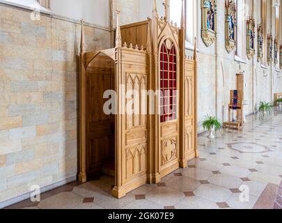 Cabina confessionale all'interno della Cattedrale Cattolica Romana di nostra Signora di Fatima, Karaganda, Kazakhstan, Asia Centrale Foto Stock