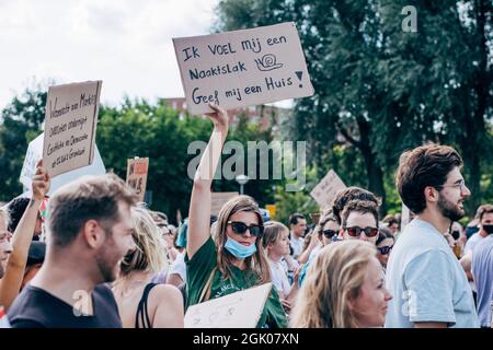 Amsterdam, Paesi Bassi - 12 settembre 2021: Gli studenti protestano contro la crisi della carenza di abitazioni nel mercato olandese surriscaldato Foto Stock