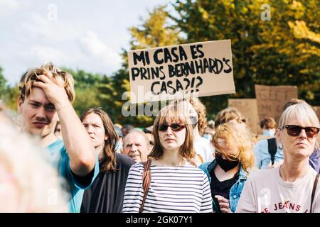 Amsterdam, Paesi Bassi - 12 settembre 2021: Gli studenti protestano contro la politica immobiliare, ridicolando Prins Bernhard Foto Stock