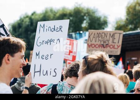 Amsterdam, Paesi Bassi - 12 settembre 2021: Gli studenti protestano contro la crisi della carenza di abitazioni nel mercato olandese surriscaldato Foto Stock