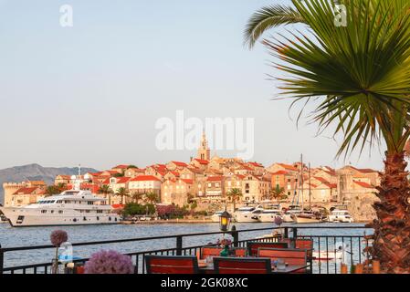 Ristorante accogliente sulla costa e vista della città vecchia di Korcula, Croazia. Foto Stock