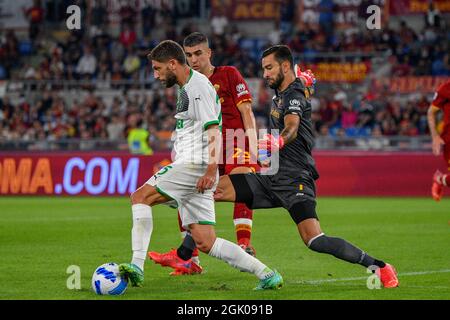 Roma, Italia. 12 settembre 2021. Domenico Berardi di Sassuolo Calcio e Rui Patricio di AS Roma in azione durante il Campionato Italiano di Calcio a 2021/2022 partite tra AS Roma e US Sassuolo allo Stadio Olimpico di Roma. Credit: Independent Photo Agency/Alamy Live News Foto Stock