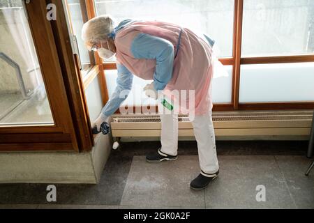 Il personale medico pulisce e si prepara per la giornata presso l'unità di terapia intensiva dell'ospedale di Liegi, che è gravemente colpito da Covid 19. Liegi, Belgio. Foto Stock