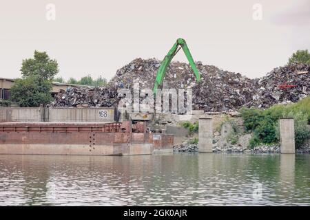 Braila, Romania - 26 agosto 2021: Rottami di metallo sulle rive del Danubio. Foto Stock