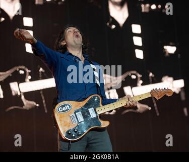 Glasgow, Regno Unito. 12 settembre 2021. NELLA FOTO: Gary Lightbody, frontman, cantante e chitarrista della band, Snow Patrol, ha visto suonare sul palco principale a una folla impanata al Glasgow Green al TRNSMT 2021 l'ultimo giorno del festival di musica dal vivo. Credit: Colin Fisher/Alamy Live News Foto Stock