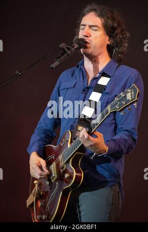 Glasgow, Regno Unito. 12 settembre 2021. NELLA FOTO: Gary Lightbody, frontman, cantante e chitarrista della band, Snow Patrol, ha visto suonare sul palco principale a una folla impanata al Glasgow Green al TRNSMT 2021 l'ultimo giorno del festival di musica dal vivo. Credit: Colin Fisher/Alamy Live News Foto Stock