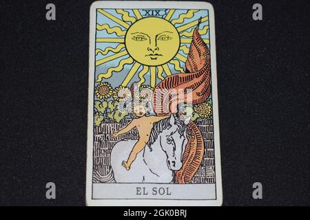 La carta Tarocchi numero 19 rappresenta IL SOLE nelle carte tarocchi degli arcani maggiori su sfondo nero. Foto Stock