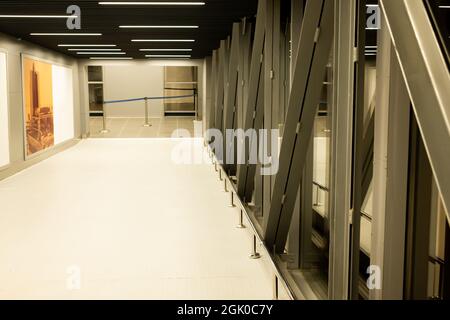 Odessa, Ucraina - Settembre 2021. Corridoio dell'Aeroporto Internazionale di Odessa. Nessuna gente. Architettura moderna. Foto Stock