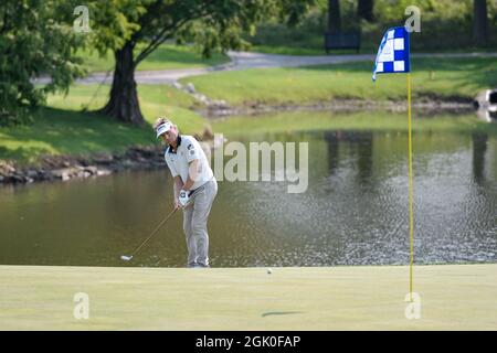 12 settembre 2021: Bernhard Langer di Monaco di Baviera Germania si gettò sul verde al quarto buco durante l'ultimo round dell'Ascension Charity Classic tenuto al Norwood Hills Country Club di Jennings, MO Richard Ulreich/CSM Foto Stock