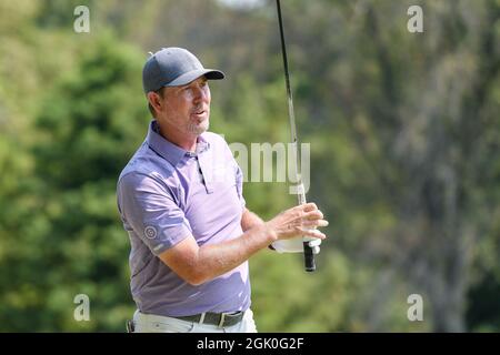 12 settembre 2021: Paul Stankowski di Flower Mound Texas guarda il suo tee girato sulla quinta buca durante l'ultimo round dell'Ascension Charity Classic tenuto al Norwood Hills Country Club di Jennings, MO Richard Ulreich/CSM Foto Stock