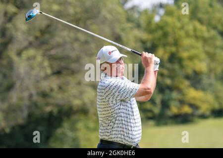12 settembre 2021: Kenny Perry di Franklin Kentucky guarda il suo tee girato sul quinto tee durante l'ultimo round dell'Ascension Charity Classic tenuto al Norwood Hills Country Club di Jennings, MO Richard Ulreich/CSM Foto Stock