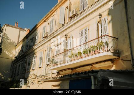 Edifici medievali in Grecia isola. Foto del locale edificio di appartamenti sulle strade di Corfù, Kerkyra. Finestre con persiane. Facciate di vecchie case Foto Stock