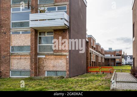 Salite a bordo degli appartamenti nella tenuta di Hillington Square, King's Lynn. Foto Stock