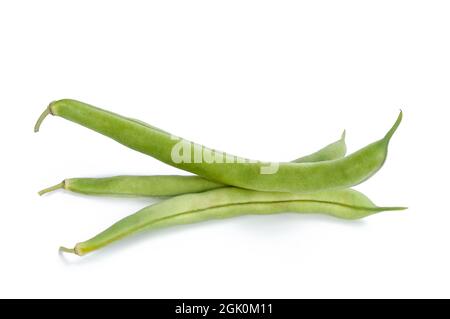 cialde fresche di fagiolo verde mature isolate su sfondo bianco Foto Stock